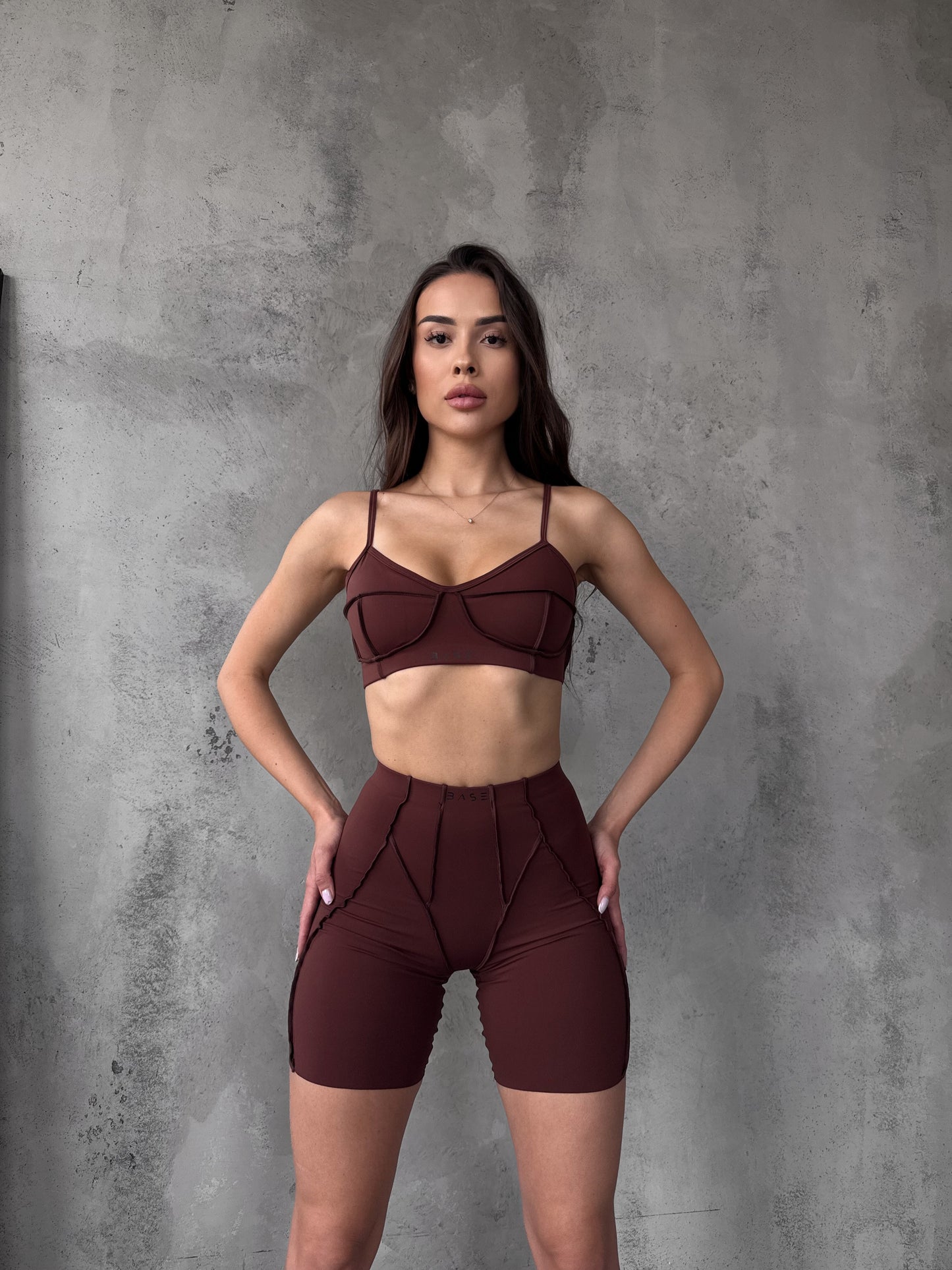 Zestaw treningowy Damskie Butterfly top z szortami  czekoladowy